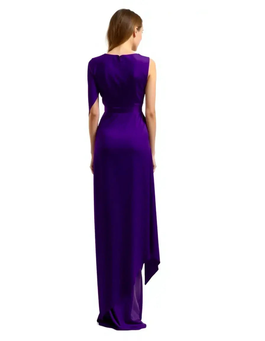 Vestido asimétrico en color morado, vista trasera