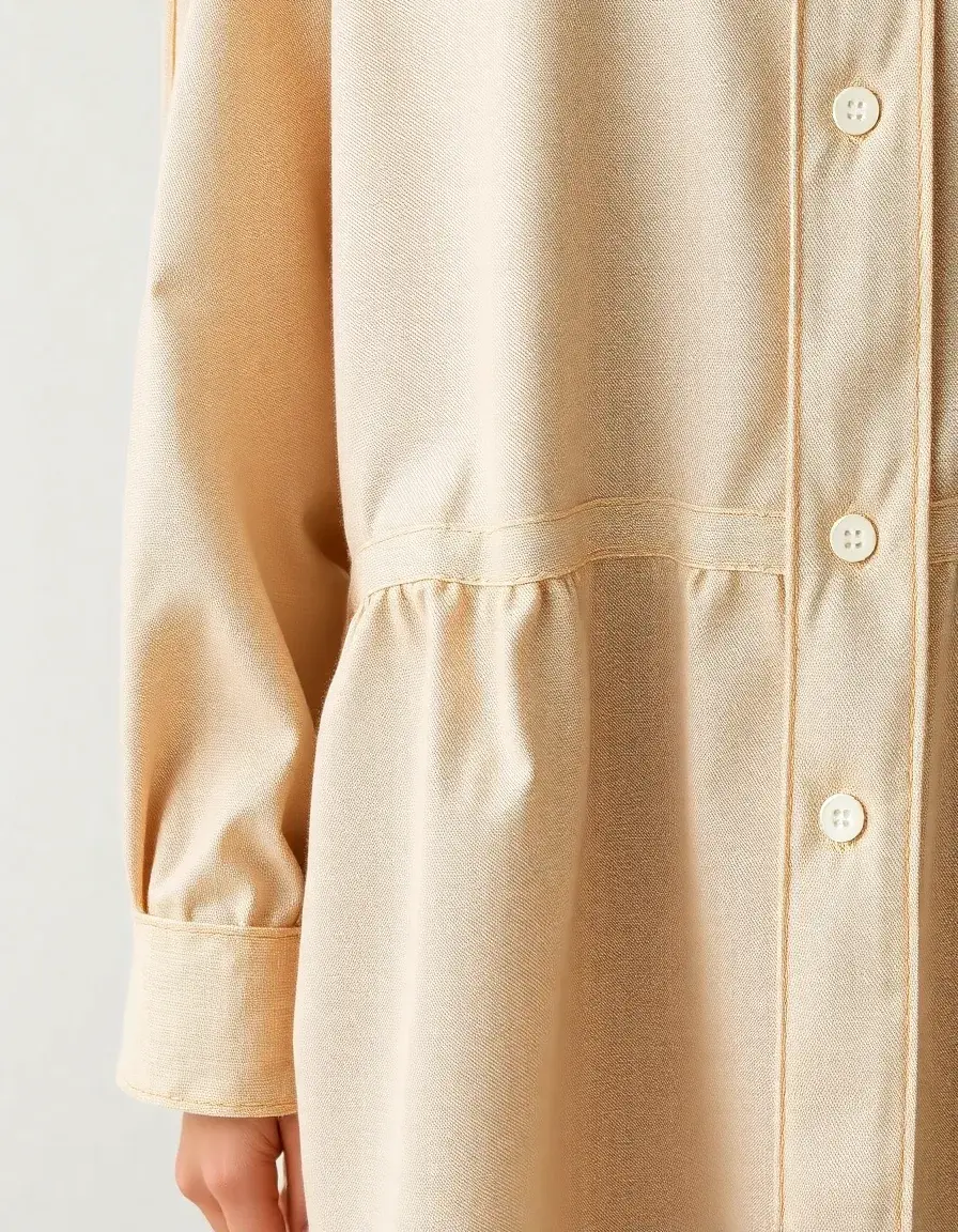 Detalle de primer plano vestido camisero de lino beige
