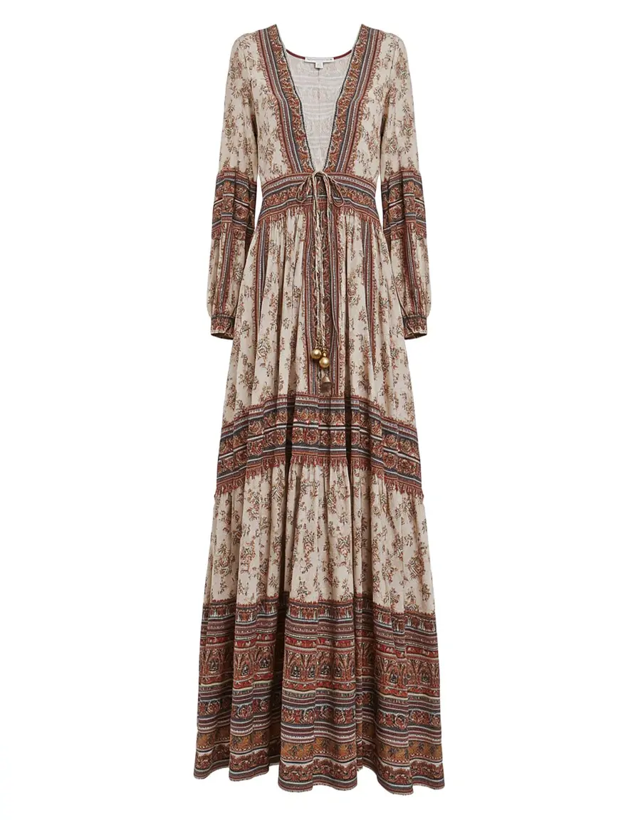 Vestido largo fluido estilo boho frente a fondo blanco