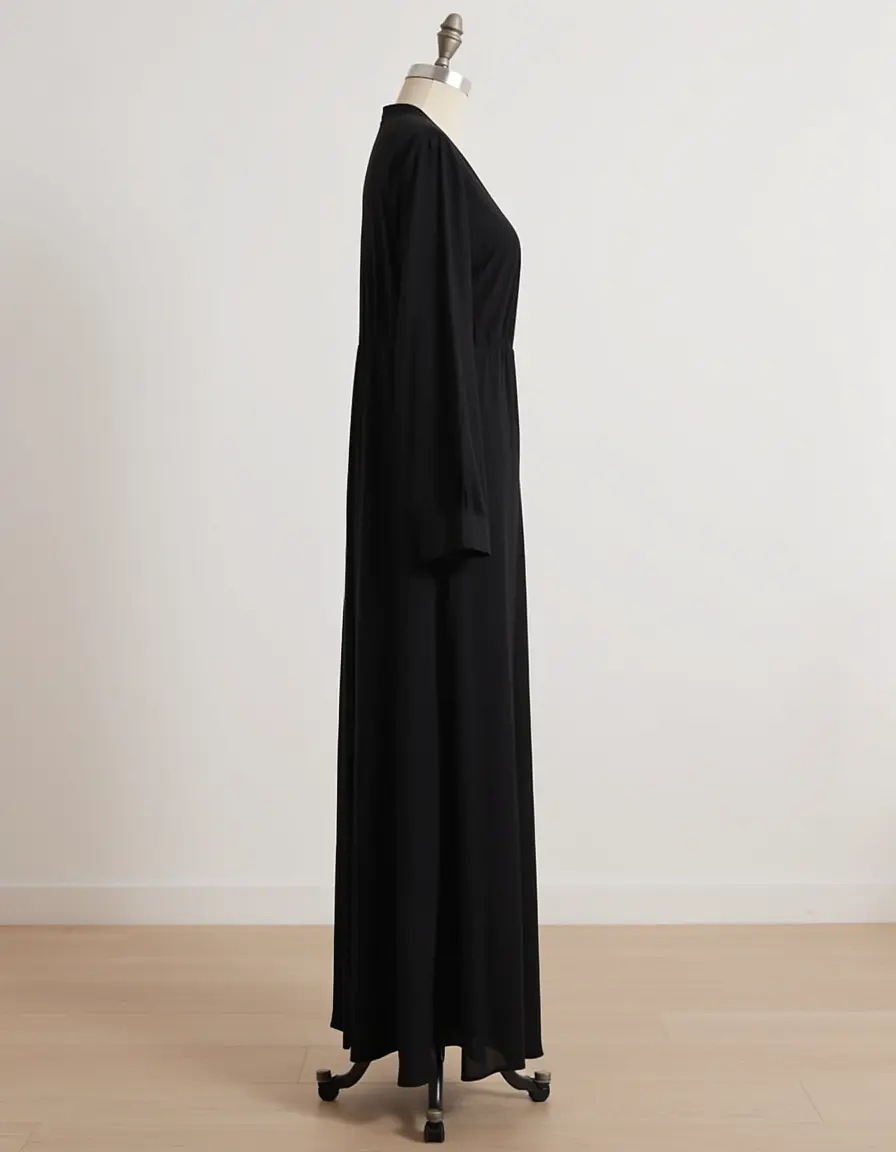 Vestido maxi negro de noche vista lateral en maniquí