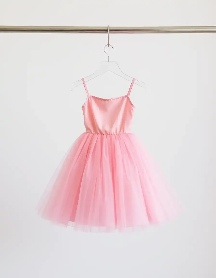 Vestido corto de tul rosa en percha